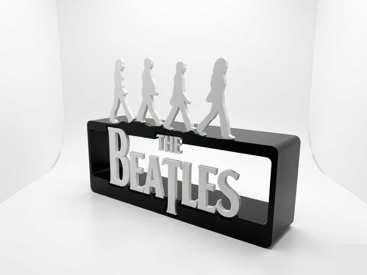 Quarteto - Escultura artesanal vista em perspectiva com logo em relevo