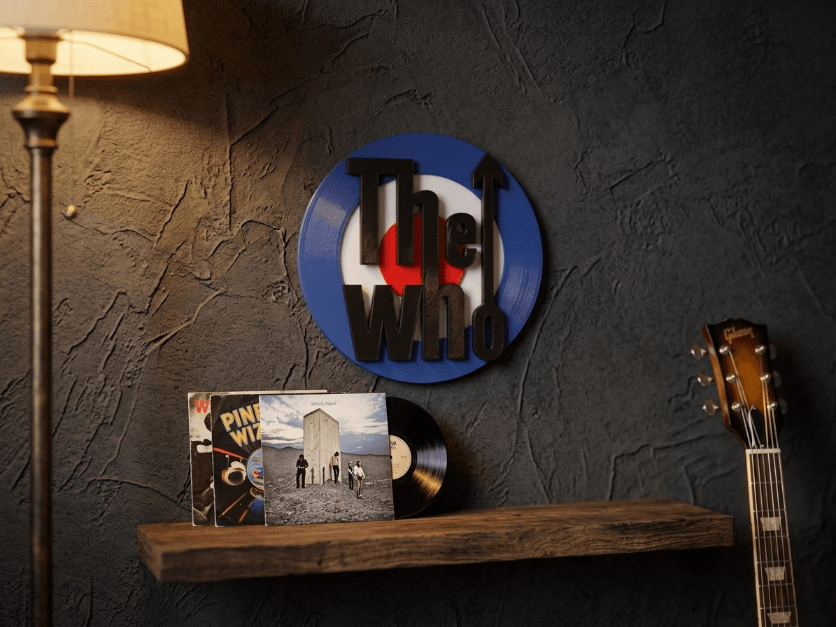 Placa Alvo Britânico montada na parede ao lado de disco de vinil e guitarra