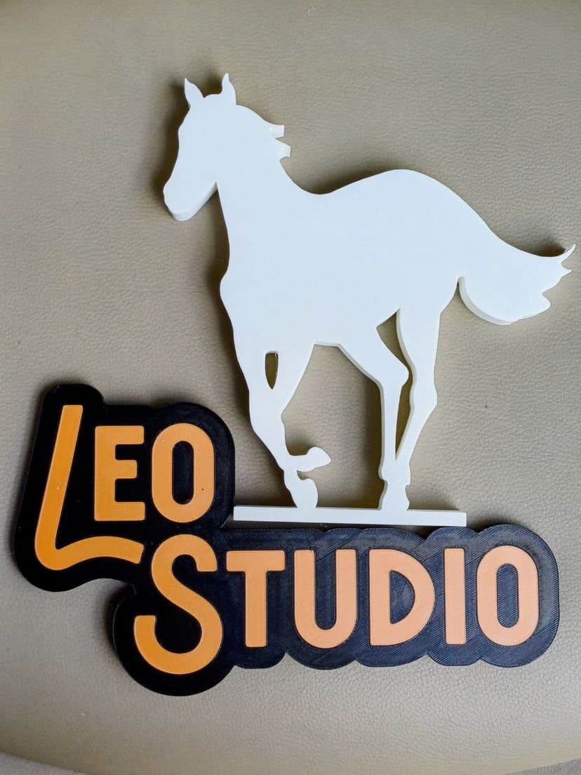 Cavalo Branco - Estatueta com logo